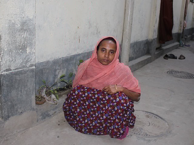 ছেলেকে শিক্ষিত করতে চান মাজেদা বেগম। সারা দিন তাই মেসে মেসে কাজ করেন। ছবি: প্রথম আলো