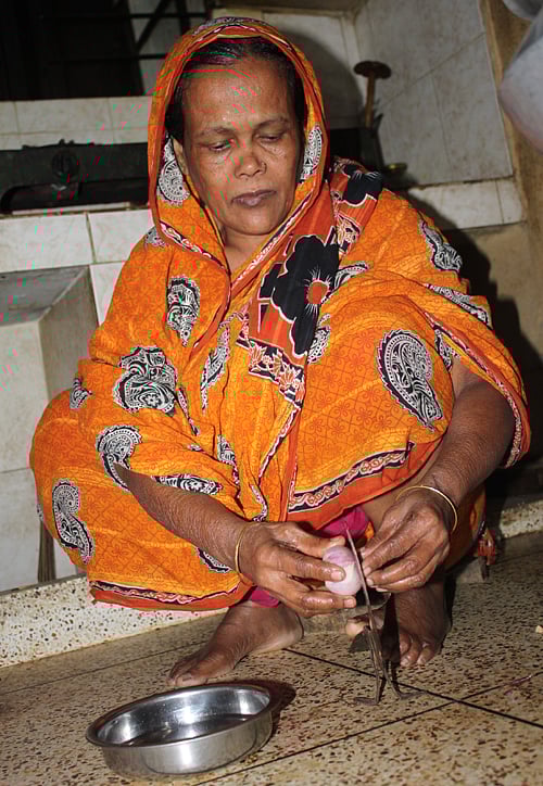 কাজে ব্যস্ত খালেদা বেগম। ছবি: প্রথম আলো