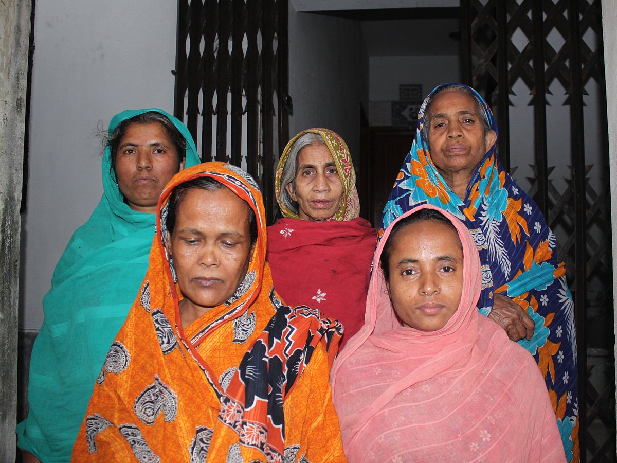 এ বাড়ি-ও বাড়িতে কাজ করে পেট চালান ছুটা বুয়ারা। ছবিতে বাঁ থেকে কুলসুম বেগম, আমেনা বেগম, মরিয়ম বেগম, খালেদা বেগম ও মাজেদা বেগম। ছবি: প্রথম আলো
