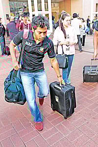 শুধু নিজের লাগেজই নয়, বাংলাদেশ দলকে বয়ে নেওয়ার দায়িত্বও এখন অনেকটাই মুশফিকের কাঁধে l প্রথম আলো