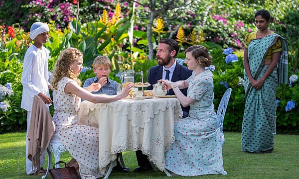 ইংরেজি ভাষায় যেন ‘এক্সপ্যাট’ শব্দটি কেবল শ্বেতাঙ্গদের জন্য বরাদ্দ করা, বাকি সব জাতি-বর্ণের মানুষের বেলায় বলা হচ্ছে ‘ইমিগ্র্যান্টস’ বা ‘মাইগ্র্যান্টস’। প্রতীকী ছবি: দ্য গার্ডিয়ান