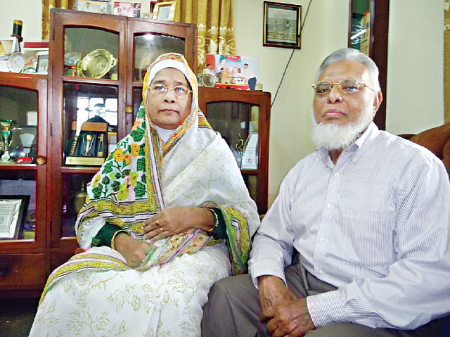 ছেলের সাফল্য সারা দেশের জন্য বিলিয়ে দিতে চান গর্বিত মা-বাবা