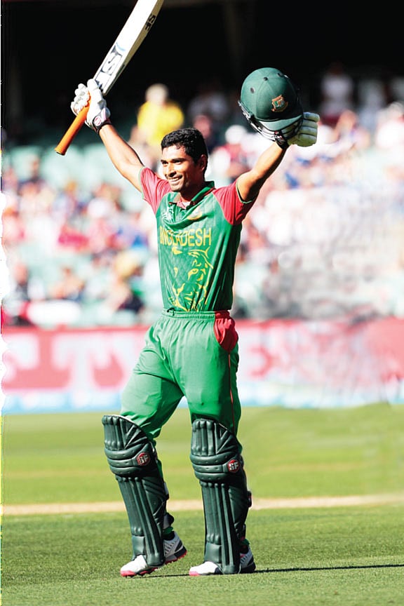 অ্যাডিলেডে ইংল্যান্ডের বিপক্ষে ম্যাচে শত রানের পর মাহমুদউল্লাহর উদ্‌যাপন। ছবি: শামসুল হক