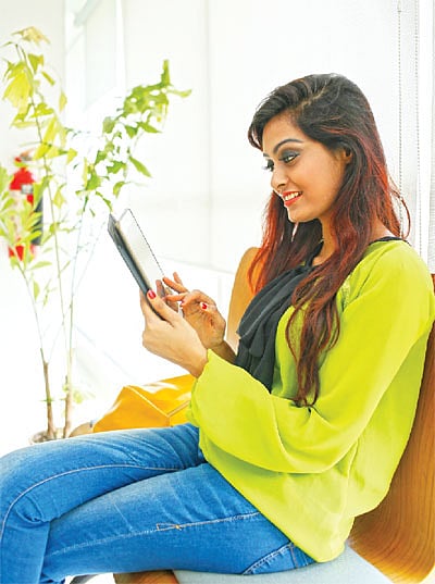 কাজ, বিনোদন, যোগাযোগ—সহজেই সারা যায় ট্যাবলেটে।  মডেল: সায়রা, ছবি: সুমন ইউসুফ
