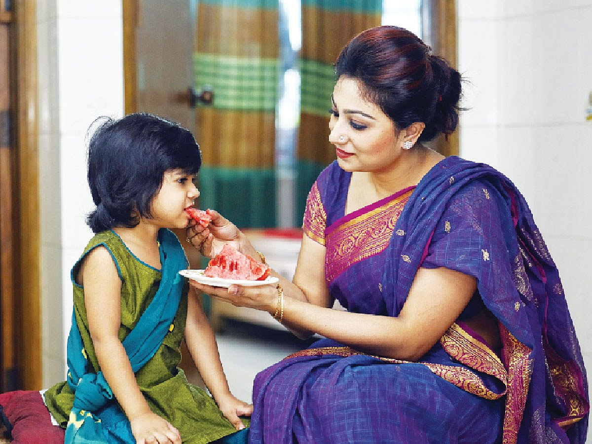 খুব গরমে মৌসুমি ফল দিতে পারেন শিশুকে। মডেল: অদ্রিজা ও ফারহানা, ছবি: সুমন ইউসুফ