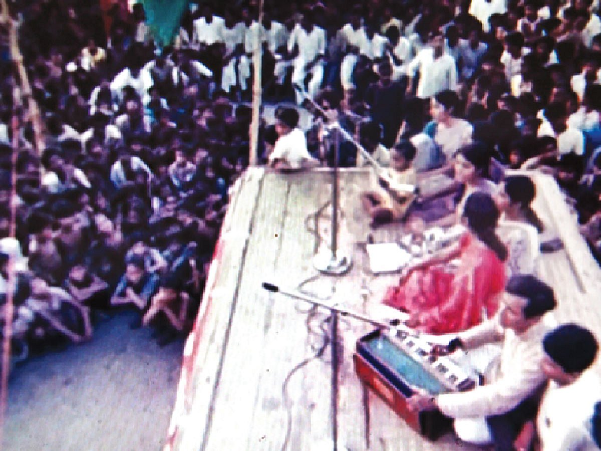 মুক্তির গান ছবির দৃশ্য। এই ছবির গানগুলো এখন শোনা যায় তরুণদের কণ্ঠে