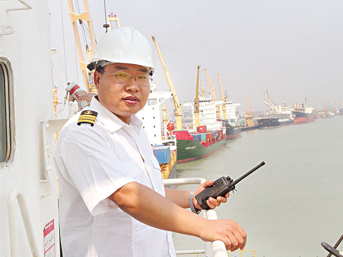 এখনো বিশ্বজুড়ে জাহাজে নাবিকদের চাহিদা আছে। চট্টগ্রাম বন্দর থেকে ছবি তুলেছেন সৌরভ দাশ