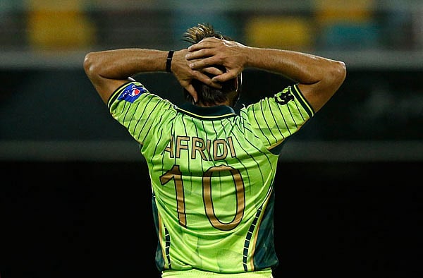 ভালোবেসেই রঙিন পোশাকে আফ্রিদি বেছে নিয়েছেন ১০ নাম্বার জার্সি! ছবি: রয়টার্স