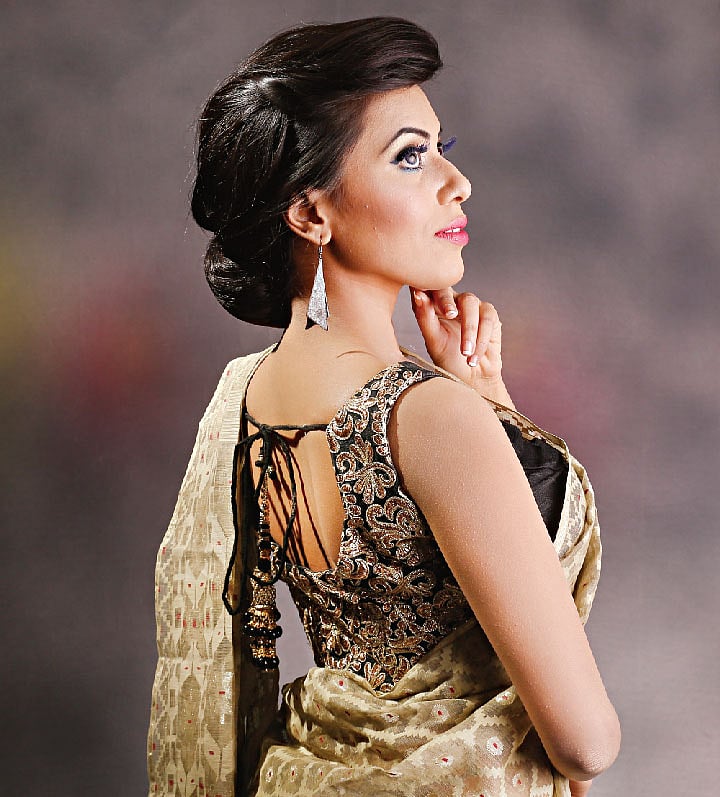 গোসলের সময় প্রতিদিন আলাদাভাবে ঘাড় ও গলার ত্বকের যত্ন নিন। মডেল: সৌমি, ছবি: নকশা