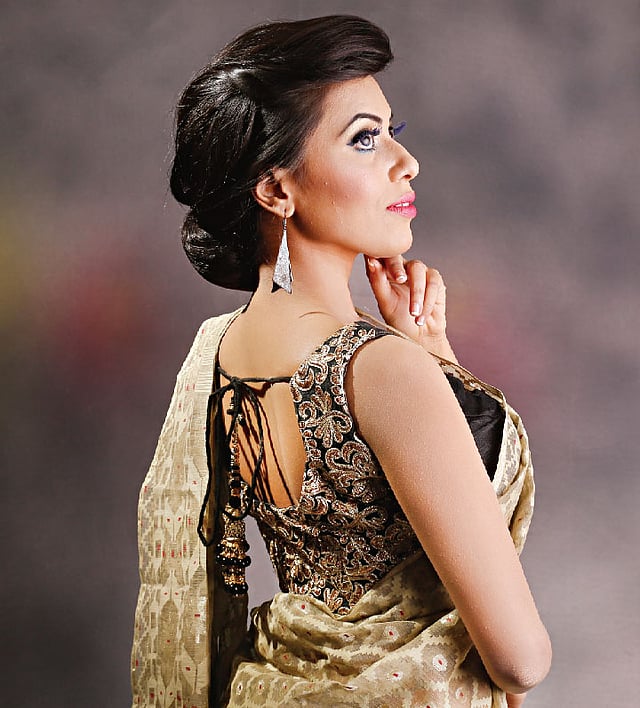 গোসলের সময় প্রতিদিন আলাদাভাবে ঘাড় ও গলার ত্বকের যত্ন নিন। মডেল: সৌমি, ছবি: নকশা