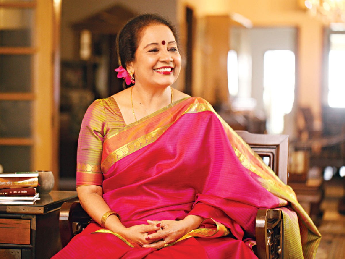 খোঁপায় ফুল থাকা চাই