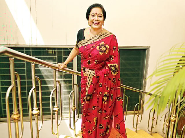 গাঢ় লাল রঙের শাড়ি শাহীন সামাদের প্রিয়। ছবি: সুমন ইউসুফ