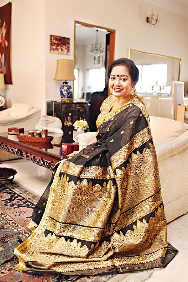 শাড়ির সঙ্গে মিলিয়ে হালকা গয়না পরেন