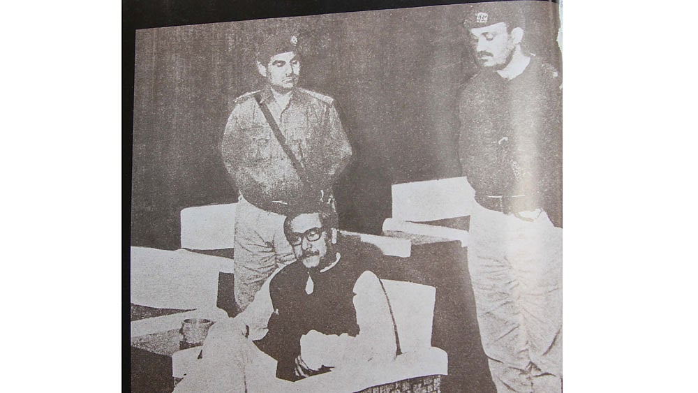 পাকিস্তানের করাচি বিমানবন্দরে বন্দী শেখ মুজিবুর রহমান (পাকিস্তান সরকারের পক্ষ থেকে প্রকাশিত আলোকচিত্র)। ছবি: মুক্তিযুদ্ধের আলোকচিত্র বই থেকে সংগৃহীত