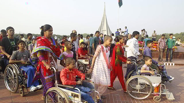 শারীরিক প্রতিবন্ধকতাকে উপেক্ষা করে শ্রদ্ধা জানাতে এসেছিল শিশুরাও। ছবি: সাজিদ হোসেন