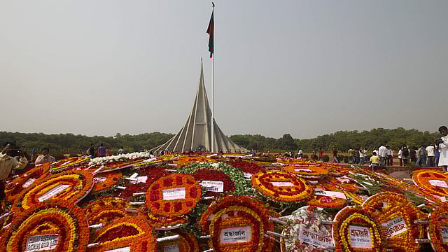 শ্রদ্ধা আর ভালোবাসার ফুলে ফুলে ভরে গেছে সাভারের জাতীয় স্মৃতিসৌধ। ছবি: সাজিদ হোসেন