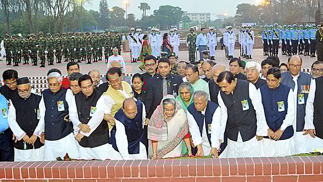 স্বাধীনতা দিবসে আজ বৃহস্পতিবার প্রধানমন্ত্রী শেখ হাসিনা জাতীয় স্মৃতিসৌধে ফুল দিয়ে শ্রদ্ধা জানান। ছবি: ফোকাস বাংলা