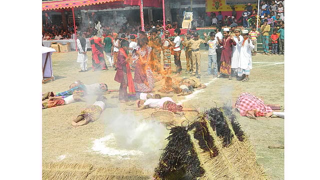 গোয়ালন্দে উপজেলা পরিষদ মাঠ চত্বরে শিশুরা স্বাধীনতা দিবসের সহিংসতার চিত্র ফুটিয়ে তোলেন। ছবি: এম রাশেদুল হক