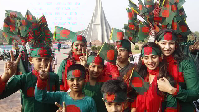 লাল, সবুজ পতাকার সাজে শ্রদ্ধা জানাতে আসে অনেকে। ছবি: সাজিদ হোসেন