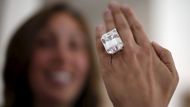 নিলামে তোলার আগে ১০০ দশমিক ২০ ক্যারেটের একটি হীরার আংটি প্রদর্শন করছেন এক নারী। বুধবার যুক্তরাষ্ট্রের লস অ্যাঞ্জেলেসে নিলাম প্রতিষ্ঠান সোথবাই এই আংটিটি নিলামে তোলে। এটি এক কোটি ৯০ লাখ থেকে দুই কোটি ৫০ লাখ মার্কিন ডলারের মধ্যে বিক্রির প্রত্যাশা করছে নিলাম প্রতিষ্ঠানটি। ছবি: রয়টার্স