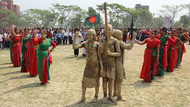 নারায়ণগঞ্জ ওসমানী স্টেডিয়াম প্রাঙ্গণে সদর উপজেলার বিভিন্ন প্রতিষ্ঠানের শিক্ষার্থীরা শারীরিক কসরতে অংশ নেয়। ছবি: পাপ্পু ভট্টাচার্য
