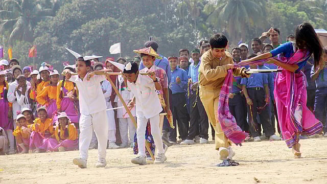 কুষ্টিয়া স্টেডিয়ামে আজ স্বাধীনতা দিবসের আয়োজনে শিশুদের মুক্তিযুদ্ধ-ভিত্তিক অনুষ্ঠান। ছবি: তৌহিদী হাসান