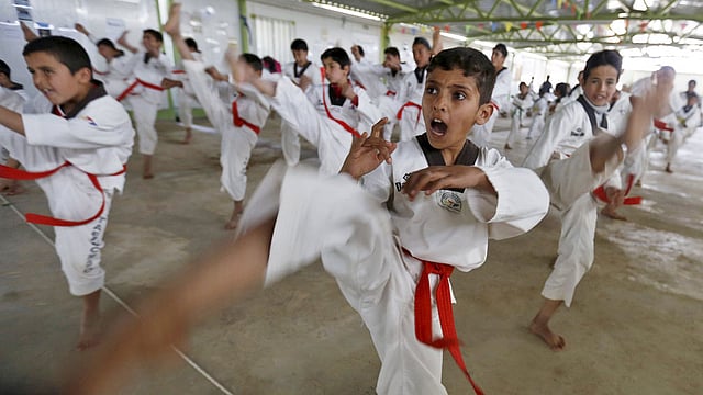 জর্ডানের মাফরাক শহরের আল জাতারি শরণার্থী শিবিরে কোরীয় তায়েকোন্দো একাডেমির সহায়তায় মার্শাল আর্টের প্রশিক্ষণ নিচ্ছে শরণার্থী সিরীয় শিশুরা। ছবিটি মঙ্গলবার তোলা। ছবি: রয়টার্স