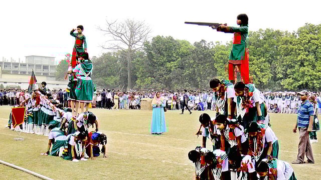 মহান স্বাধীনতা দিবস উপলক্ষে চাঁপাইনবাবগঞ্জ পুরাতন জেলা স্টেডিয়ামে শিক্ষার্থীরা নানা অনুষ্ঠান করে। ছবি: ফোকাস বাংলা