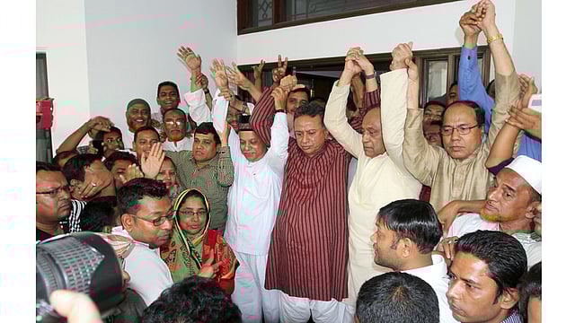 আসন্ন চট্টগ্রাম সিটি করপোরেশন নির্বাচনে মেয়র পদে প্রার্থী হিসেবে এম মনজুর আলমকে সমর্থনের ঘোষণা দিয়েছেন বিএনপির ভাইস চেয়ারম্যান আবদুল্লাহ আল নোমান ও আমীর খসরু মাহমুদ চৌধুরীসহ  অন্য নেতারা। ছবিটি আজ বিকেলে তোলা। ছবি: সৌরভ দাশ, চট্টগ্রাম