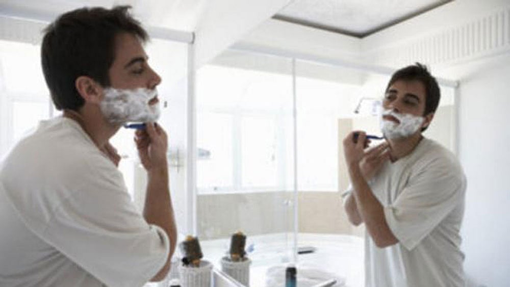 নিখুঁত শেভ করার আগে গোসল করতে বা ভালো করে দাড়ি ভিজিয়ে নেওয়ার পরামর্শ দিয়েছেন জিলেটের বিশেষজ্ঞরা।