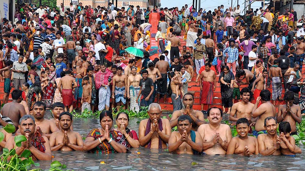 নারায়ণগঞ্জের বন্দর উপজেলায় সনাতন সম্প্রদায়ের পুণ্যস্থান লাঙ্গলবন্দে মহাঅষ্টমীর পুণ্যস্নানে পুণ্যার্থীরা। ছবি: পাপ্পু ভট্টাচার্য