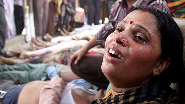 নারায়ণগঞ্জের বন্দর উপজেলার লাঙ্গলবন্দে পুণ্যস্নানে গিয়েছিলেন বোন তুলসী রানী। তাঁকে হারিয়ে বোন স্বপ্না রানীর কান্না। ছবি: হাসান রাজা