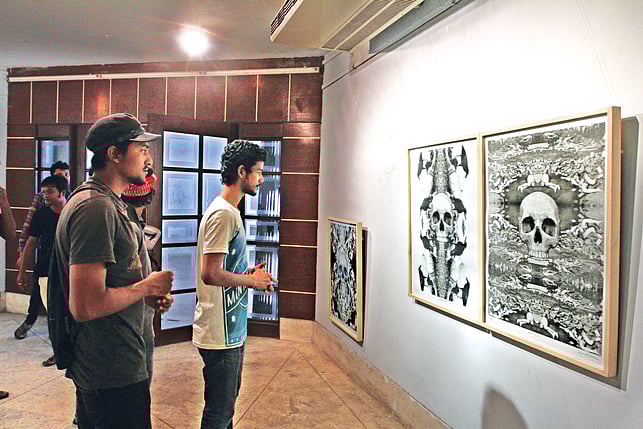 চারুকলা ইনস্টিটিউটের রশিদ চৌধুরী গ্যালারিতে শিল্পী শারদ দাশের শিল্পকর্মের প্রদর্শনী ঘুরে দেখছেন দর্শকেরা l সৌরভ দাশ