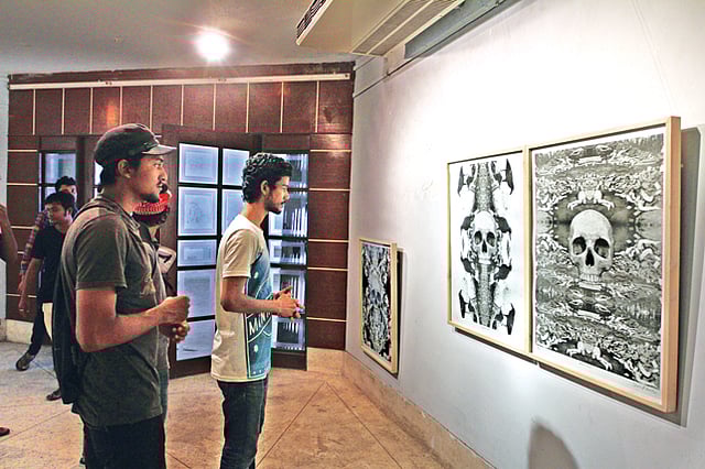 চারুকলা ইনস্টিটিউটের রশিদ চৌধুরী গ্যালারিতে শিল্পী শারদ দাশের শিল্পকর্মের প্রদর্শনী ঘুরে দেখছেন দর্শকেরা l সৌরভ দাশ