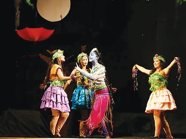 নাটকের চূড়ান্ত মহড়ায় সিনে অ্যান্ড ড্রামা ক্লাবের সদস্যরা