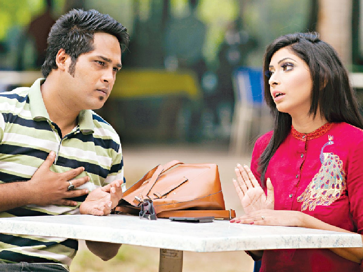 সম্পর্কে সন্দেহ দেখা দিলে খোলামেলা আলোচনা করতে হবে। মডেল: তূর্য ও নাফিসা। ছবি: কবির হোসেন