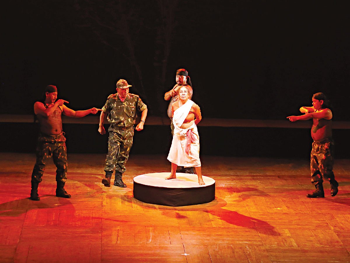 ভারতের মনিপুরের নাট্যদল কলাক্ষেত্র–এর নাটক দ্রৌপদীর দৃশ্য