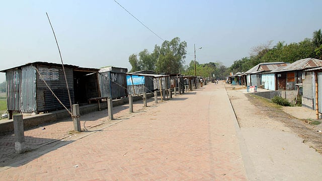 ঘাটের কাছে দোকানপাটেও নেই মানুষের ভিড়। ছবি: সোয়েল রানা, বগুড়া