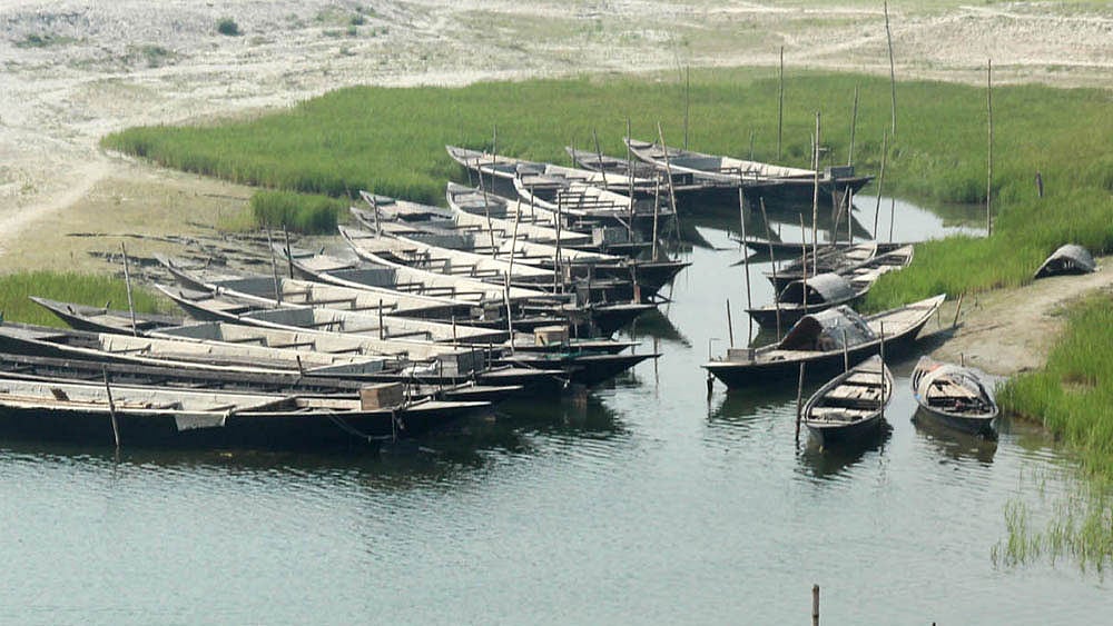 বগুড়ার সারিয়াকান্দি উপজেলার দীঘলকান্দি গ্রামের কিনারায় যমুনার ঘাট একসময় দর্শনার্থীদের পদচারণে মুখরিত থাকত। নদী মরে যাওয়ায় এখন সেই রমরমা ভাব নেই। নৌকা আছে, মানুষ নেই। ছবি: সোয়েল রানা, বগুড়া