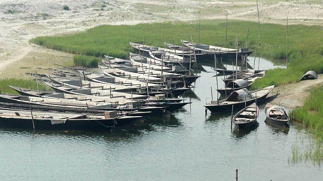 বগুড়ার সারিয়াকান্দি উপজেলার দীঘলকান্দি গ্রামের কিনারায় যমুনার ঘাট একসময় দর্শনার্থীদের পদচারণে মুখরিত থাকত। নদী মরে যাওয়ায় এখন সেই রমরমা ভাব নেই। নৌকা আছে, মানুষ নেই। ছবি: সোয়েল রানা, বগুড়া