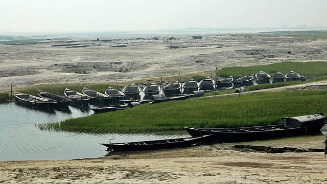 শুকনো নদীর এককোণে জনমানবহীন কিছু নৌকা। ছবি: সোয়েল রানা, বগুড়া