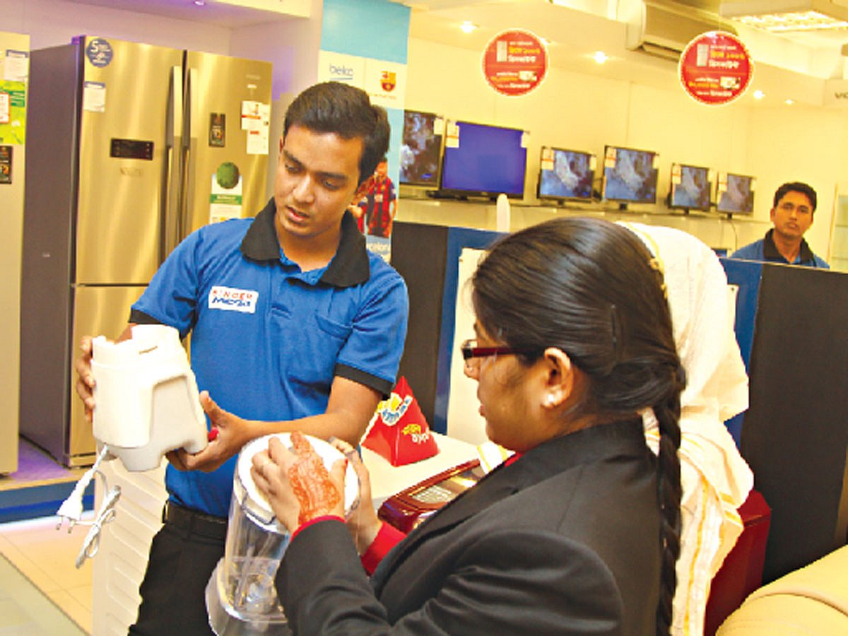 ইলেকট্রনিক পণ্য ছাড়া এখন দৈনন্দিন জীবন কল্পনাও করা যায় না। দিন দিন এসব পণ্যের ব্যবহার যেমন বাড়ছে, তেমনি এই খাতে বাড়ছে চাকরির সুযোগ। ছবি: জাহিদুল করিম