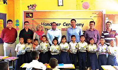 জাগো ফাউন্ডেশন পরিচালিত বিদ্যালয়ের সুবিধাবঞ্চিত শিশুদের হাতে নতুন জুতা তুলে দেন ম্যাফ সুজ লিমিটেডের কর্মকর্তারা