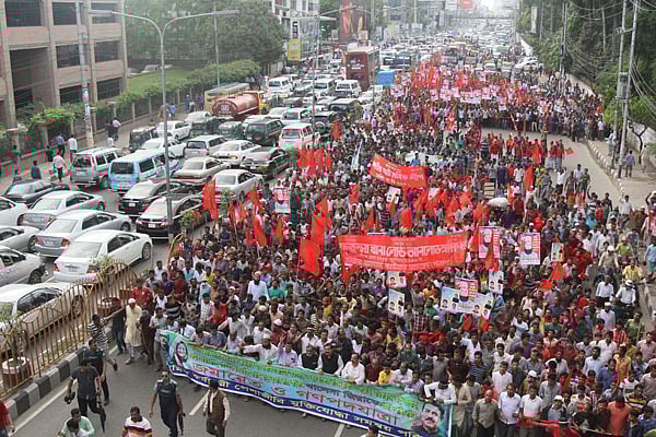 শ্রমিক-কর্মচারী-পেশাজীবী-মুক্তিযোদ্ধা সমন্বয় পরিষদের উদ্যোগে আজ রোববার বিকেলে অবরোধ-হরতালে মানুষ হত্যার দায়ে বিএনপির চেয়ারপারসন খালেদা জিয়াকে গ্রেপ্তার ও শাস্তির দাবিতে জমায়েত ও গণপদযাত্রা কর্মসূচি পালন করা হয়। এতে প্রধান সড়কে যানজটের সৃষ্টি হয়। ছবিটি রাজধানীর পরীবাগ এলাকা থেকে তোলা। ছবি: জাহিদুল করিম