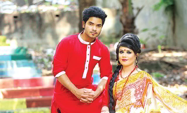 পয়লা বৈশাখ মানেই উৎসবে মেতে ওঠা। লাল–সাদা পাঞ্জাবি আর শাড়ি না হলে কি চলে! মডেল: আরিফ ও মিলি, পোশাক: শৈল্পিক ও মিয়াবিবি, সাজ: বিউটি বাফে, ছবি: সৌরভ দাশ