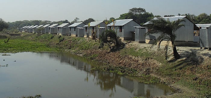 লোহাগড়ায় নবগঙ্গা নদী ভরাট করে গড়ে তোলা হয়েছে গুচ্ছগ্রাম l প্রথম আলো