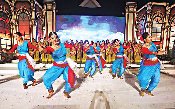 িশল্পী রেজওয়ানা চৌধুরী বন্যা পরিচালিত সংগীত সংগঠন সুরের ধারা গতকাল বাংলা বর্ষবিদায় উপলক্ষে বঙ্গবন্ধু্ আন্তর্জাতিক সম্মেলন কেন্দ্রের সামনে সন্ধ্যা থেকে মধ্যরাত পর্যন্ত সংগীত ও নৃত্যানুষ্ঠানের আয়োজন করে। অনুষ্ঠানটি সাজানো হয়েছিল পঞ্চকবির গান দিয়ে l ছবি: প্রথম আলো