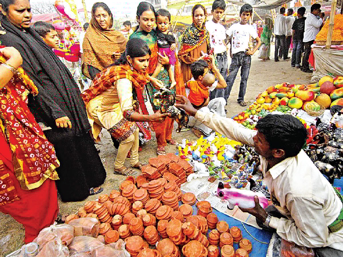 গ্রামীণ মেলায় কারুপণ্যের বেচাকেনা l ফাইল ছবি