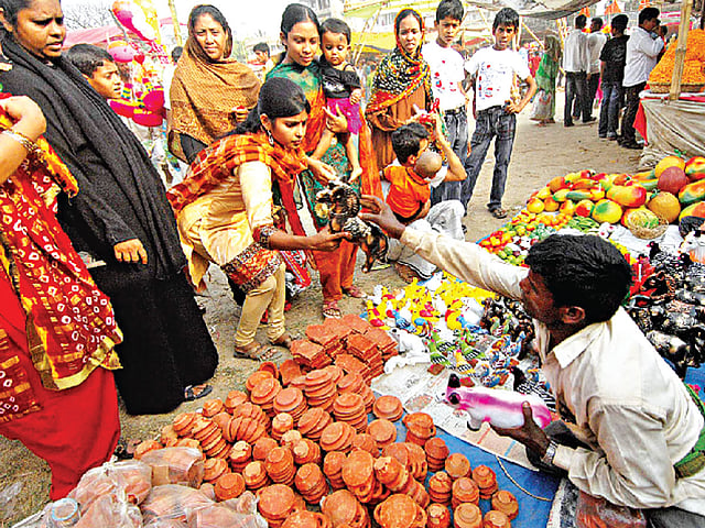 গ্রামীণ মেলায় কারুপণ্যের বেচাকেনা l ফাইল ছবি