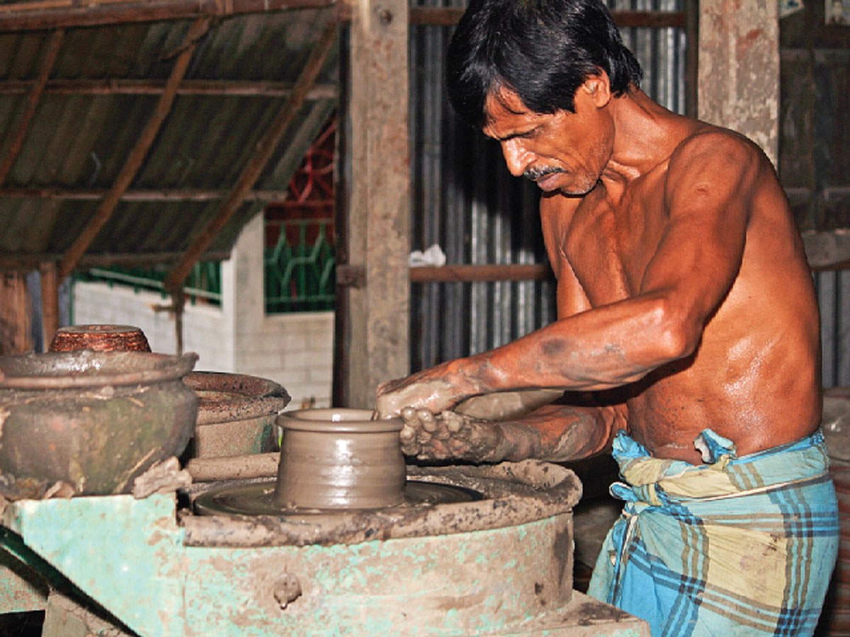 শিল্পীর হাতে কাদামাটি হয়ে উঠছে শিল্প। ছবি: পল্লব মোহাইমেন